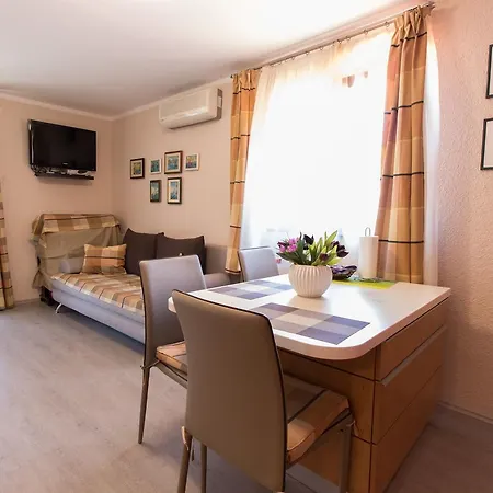 Paulina Apartment Cres
